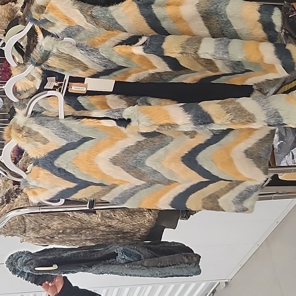 Skies Are Blue chevron pattern faux fur vest - Picture 2 of 3